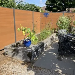 New C-Wood Schutting composiet co-extrusie Garda teak met antraciet aluminium kader (180 x 180 cm)