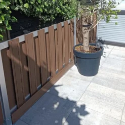 Online C-Wood Tuinhek met poort set composiet Stijl bruin met blank aluminium frame (4,88 mtr)