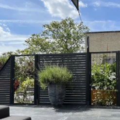 New C-Wood Zelfbouw schutting composiet Louvre donker antraciet met antraciet alu accessoires (180 x 180 cm)