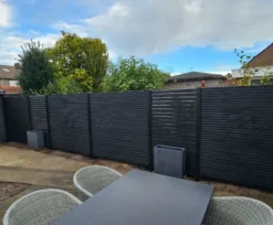 New C-Wood Zelfbouw schutting composiet Louvre donker antraciet met antraciet alu accessoires (180 x 180 cm)