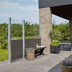 Online Plus Danmark Schutting composiet & helder glas in stalen frame - Futura recht antraciet (180 x 180 cm)