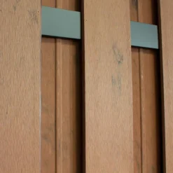 Hot C-Wood Schutting composiet Bari bruin gevlamd met antraciet aluminium frame (180 x 180 cm)