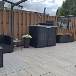 Hot C-Wood Schutting composiet Bari bruin gevlamd met antraciet aluminium frame (180 x 180 cm)