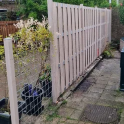 C-Wood Schutting composiet Bari steengrijs gevlamd met blank aluminium frame (180 x 180 cm)