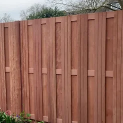 Discount Smaragd Schutting hardhout keruing Robuust recht 15L (180 x 180 cm) v-groef schermdikte 4,2 cm