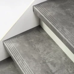 Discount Stepwood Traprenovatie set - 1 kwart draai - 15 treden SPC toplaag Beton grijs incl. witte stootborden