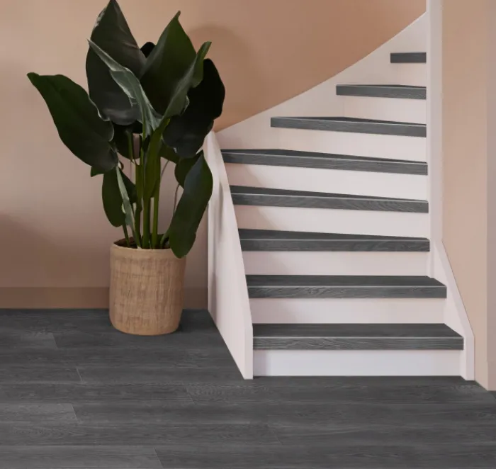 Hot Stepwood Traprenovatie set - 1 kwart draai - 16 treden SPC toplaag Antraciet incl. witte stootborden