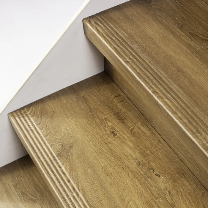 Hot Stepwood Traprenovatie set - 1 kwart draai - 14 treden SPC toplaag Bruin eiken incl. stootborden