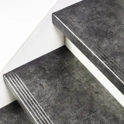 Hot Stepwood Traprenovatie set - 1 kwart draai - 14 treden SPC toplaag Beton zwart incl. witte stootborden
