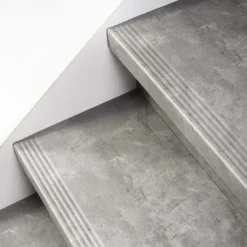 Sale Stepwood Traprenovatie set - 2 kwart draai - 15 treden SPC toplaag Beton grijs incl. stootborden