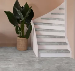 Hot Stepwood Traprenovatie set - 2 kwart draai - 12 treden SPC toplaag Beton grijs incl. witte stootborden