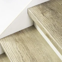 New Stepwood Traprenovatie set - 1 kwart draai - 15 treden SPC toplaag Rustiek eiken incl. witte stootborden