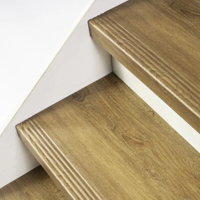 Hot Stepwood Traprenovatie set - 1 kwart draai - 14 treden SPC toplaag Bruin eiken incl. witte stootborden