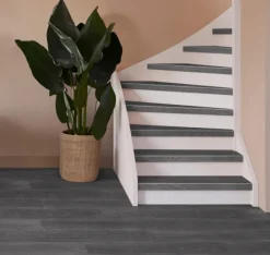 Outlet Stepwood Traprenovatie set - 2 kwart draai - 12 treden SPC toplaag Antraciet incl. witte stootborden