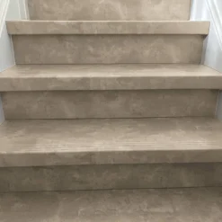 Hot Stepwood Stootbord - SPC - Beton Taupe - 130 x 20 cm