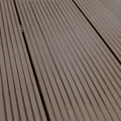 Clearance C-Wood Vlonderplank composiet semi massief 2,5 x 25 cm - XXL bruin gevlamd (4 mtr) grove ribbel/geborsteld